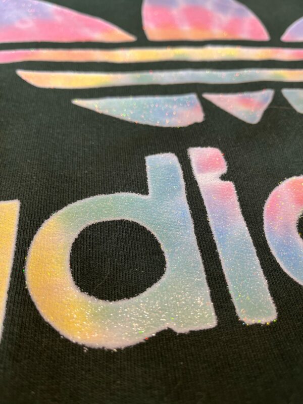 DTF Adidas logo met glitter bedrukking